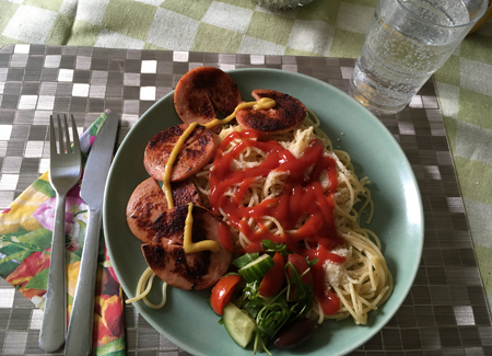 Kycklingkorv och spaghetti