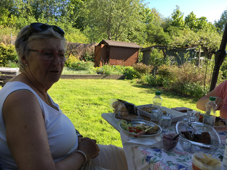 Slottsfrun vid matbordet i Slottsträdgården