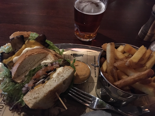 Veggie bookmaker och London Pride öl på Churchill