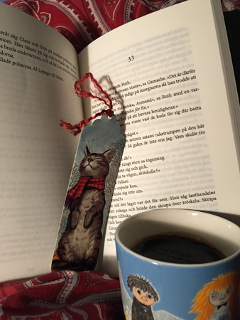 Läsning och kaffe på sängen