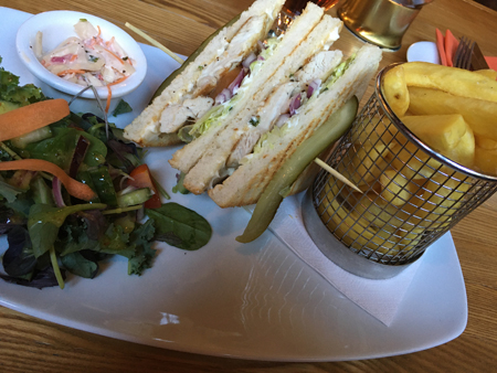 Chicken Club Sandwich med chips och grönsaker