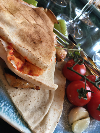 Bröd och små kvisttomater