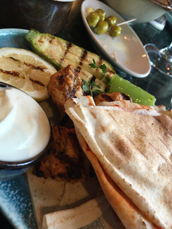 Vitlökssås grönsaker kyckling bröd