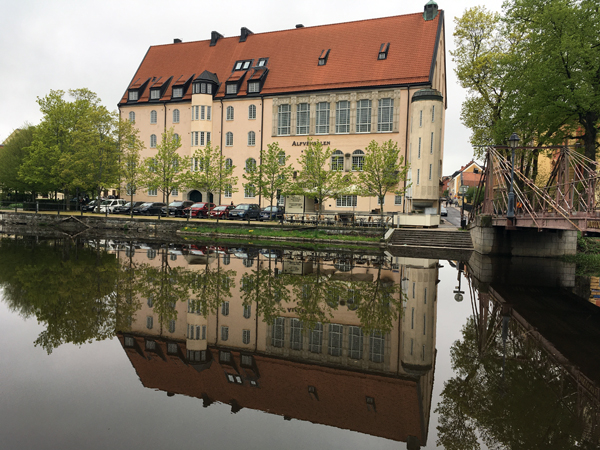 Alfvénsalen speglar sig i Fyrisån
