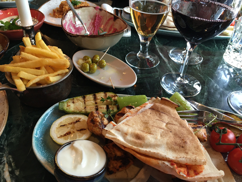 Kyckling med bröd strips röror vitlökssås vin