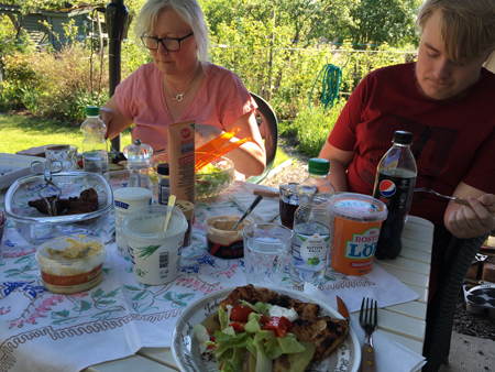 Anna och Gymnasisten äter grillat i Slottsträdgården