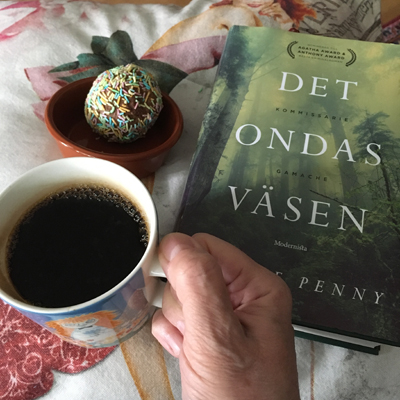 Chokladboll med strössel kaffe o boken Det ondas väsen
