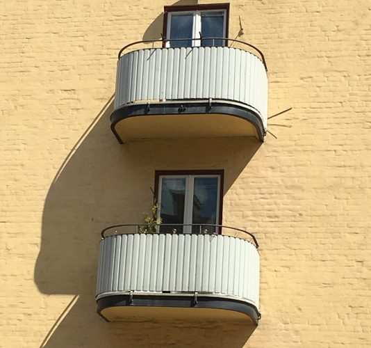 Julgran på balkongen i maj 2021