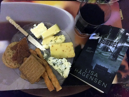 Ostassiiett Amicone och boken Rummet