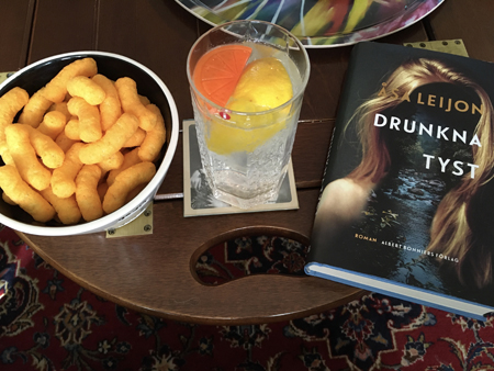 Ostbågar GT och boken Drunkna tyst