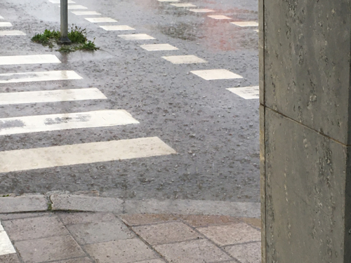 Ösregn på övergångsställe