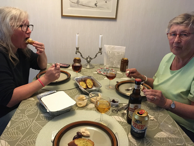 Anna och hennes mamma äter