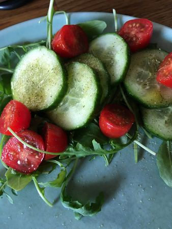 Färska grönsaker med olivolja och italiensk salladskrydda