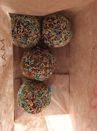 Fyra chokladbollar med strössel