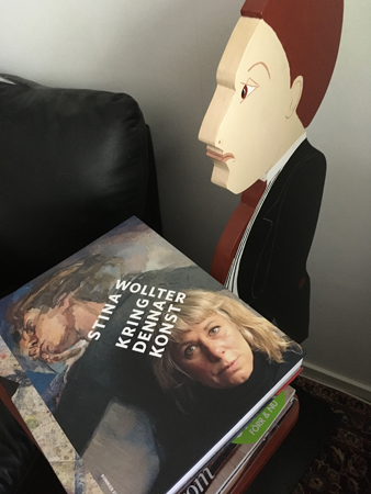 James bär Stina Wollters bok Kring denna konst