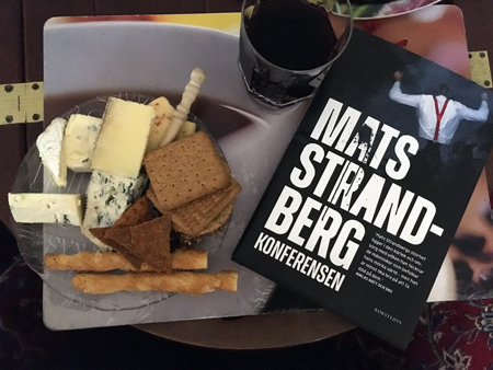 Ostassiett Amicone och boken Konferensen