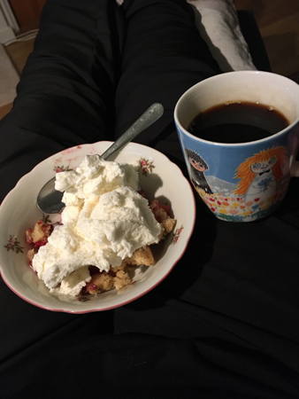 Paj med glass och kaffe