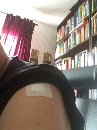 Plåster på armen efter första dosen vaccin