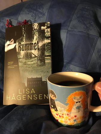 Rummet och kaffe på sängen