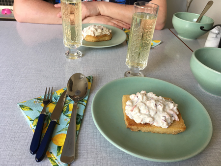 Toast Skagen och bubbel