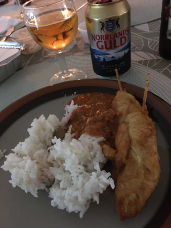 Alkoholfri öl kycklingspett med jordnötssås och ris