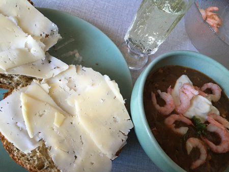 Bröd och bouillabaisse med räkor och örtsås