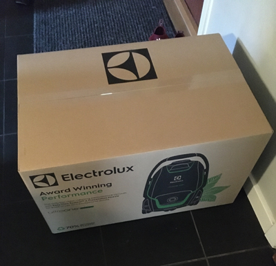 Dammsugare i kartong på hallgolvet