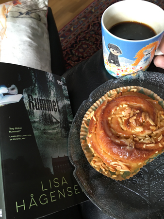 Boken Rummet kaffe och kladdig bulle
