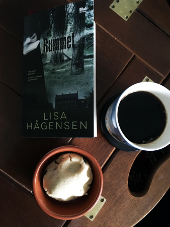 Russintopp kaffe och boken Rummet