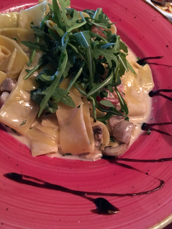 Pasta med svamp ost ruccola