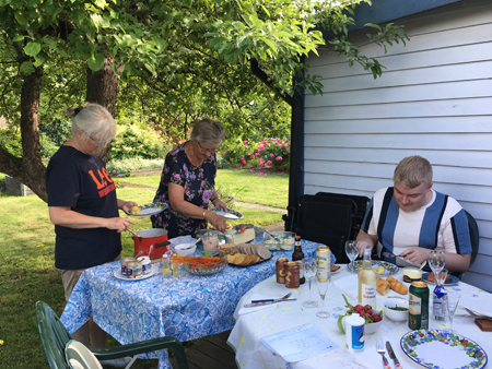 Anna och henns mamma förser sig Gymnasisten äter
