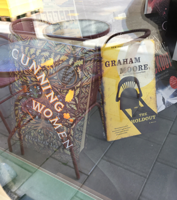 Boken Cunning women i The English Bookshops skyltfönster