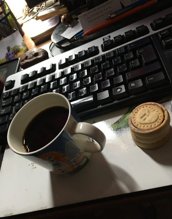 Fika vid datorn med nutellakex