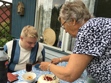 Gymnasisten får tårta av sin mormor