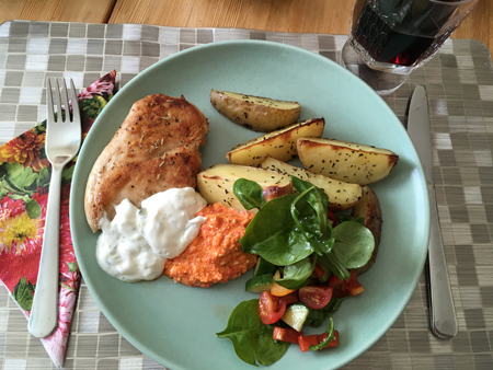 Kycklingfilé Annas hemgjorda paprika o fetaostdipp och klyftpotats Johannavin