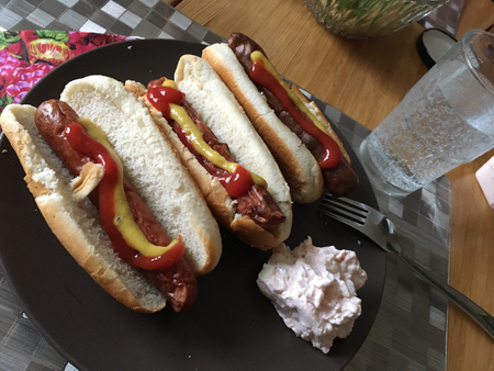 Tre kycklingkorvar med bröd och räksallad vatten