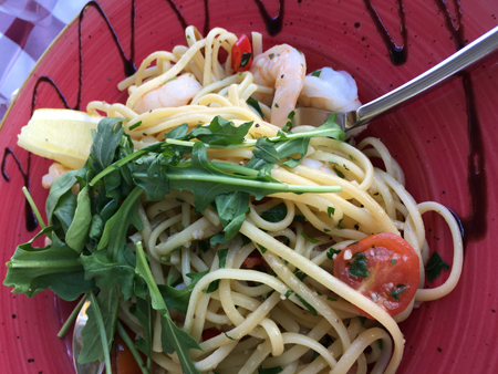Pasta med scampi chili tomat och persilja