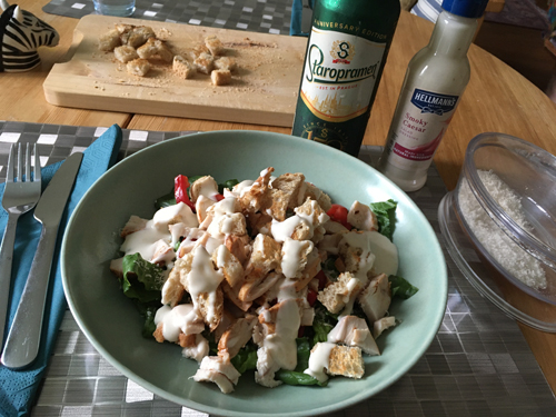 Caesarsallad med dressing öl krutonger riven ost