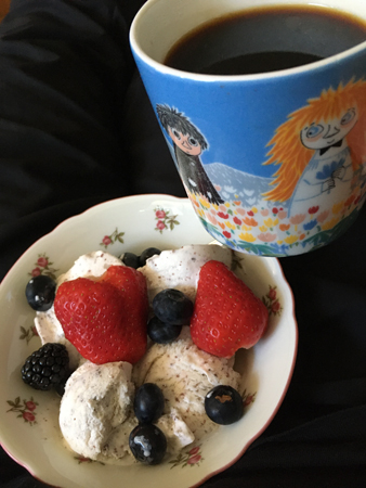 Glass med bär och kaffe