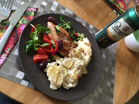 Kyckling och potatisgratäng med grönsaker sås och Staropramen öl