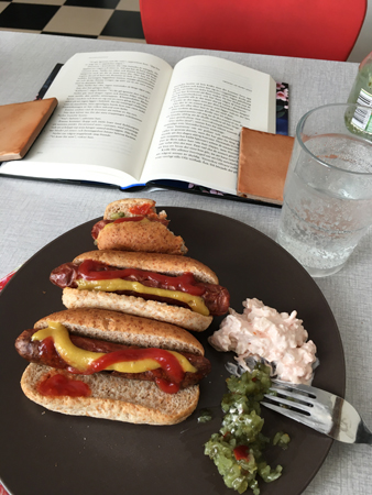 Kycklingkorv med bröd och bok