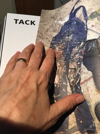 Min hand i boken Kring denna konst tacksidan