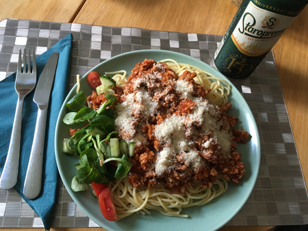 Spaghetti med kycklingfärssås riven ost Staropramen