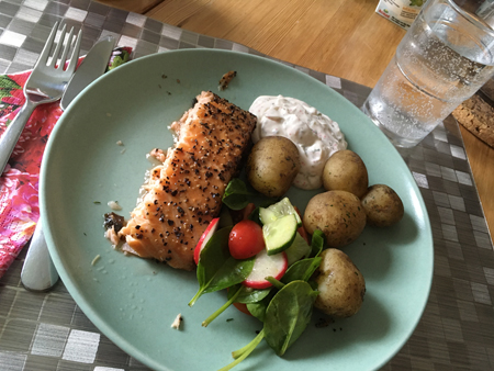 Varmrökt lax potatis romsås grönsaker