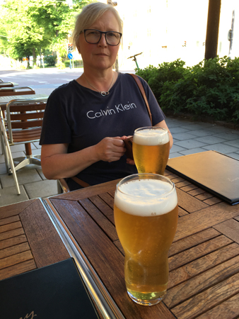 Anna med var sin kall starköl