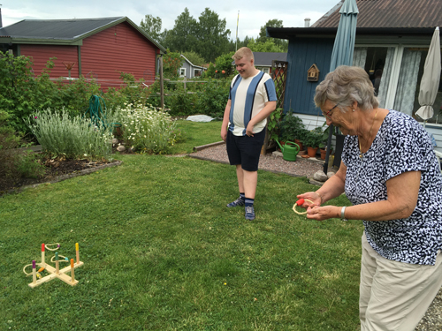 Annas snälla mamma kastar ring