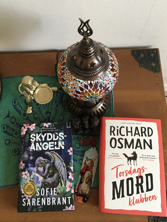 Böckerna Skyddsängeln och Torsdagsmordklubben