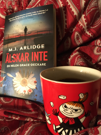 Boken Älskar inte och kaffe på sängen i lilla Mymugg