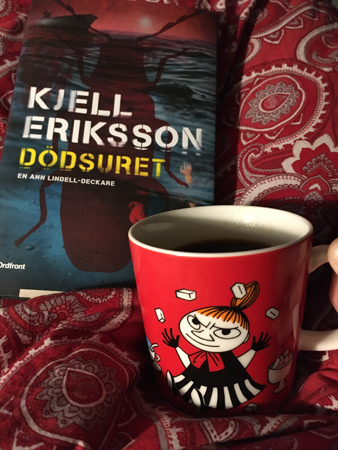 Boken Dödsuret och kaffe på sängen