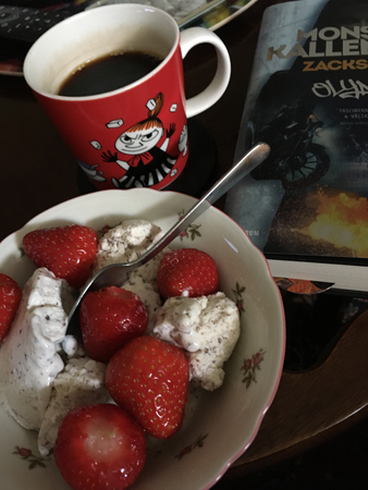 Jordgubbar glass kaffe och boken Olympia